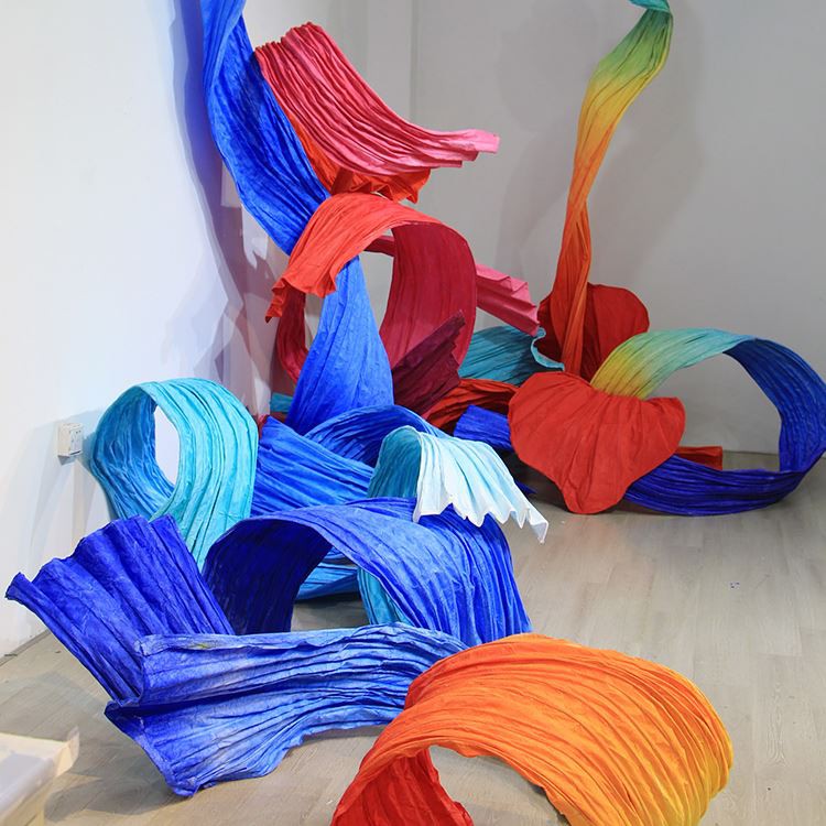 Personnalisation de l'installation d'art en papier couleur