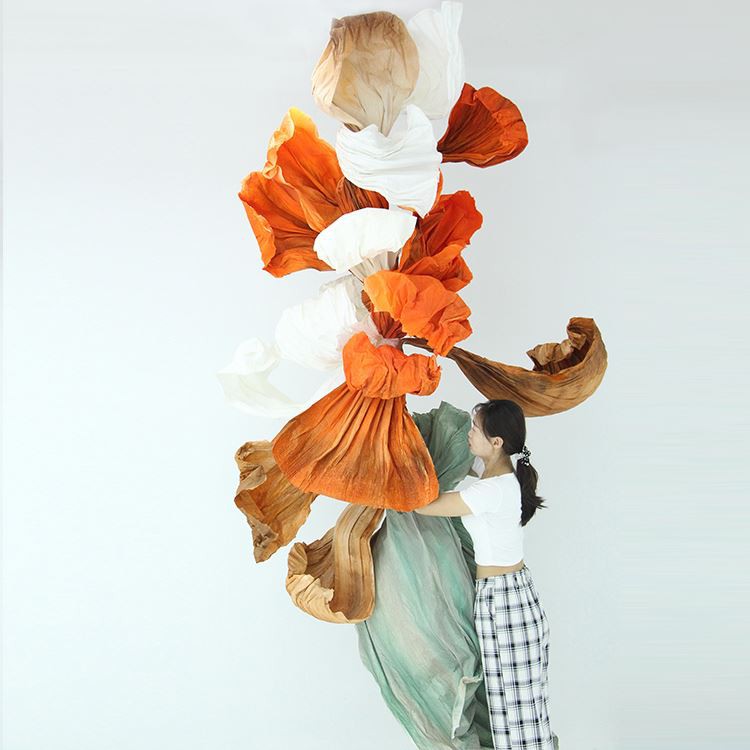 Installation d'art en papier orange