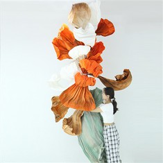 Installation d'art en papier orange