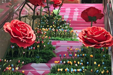 Rose géante en papier pour décorer les escaliers